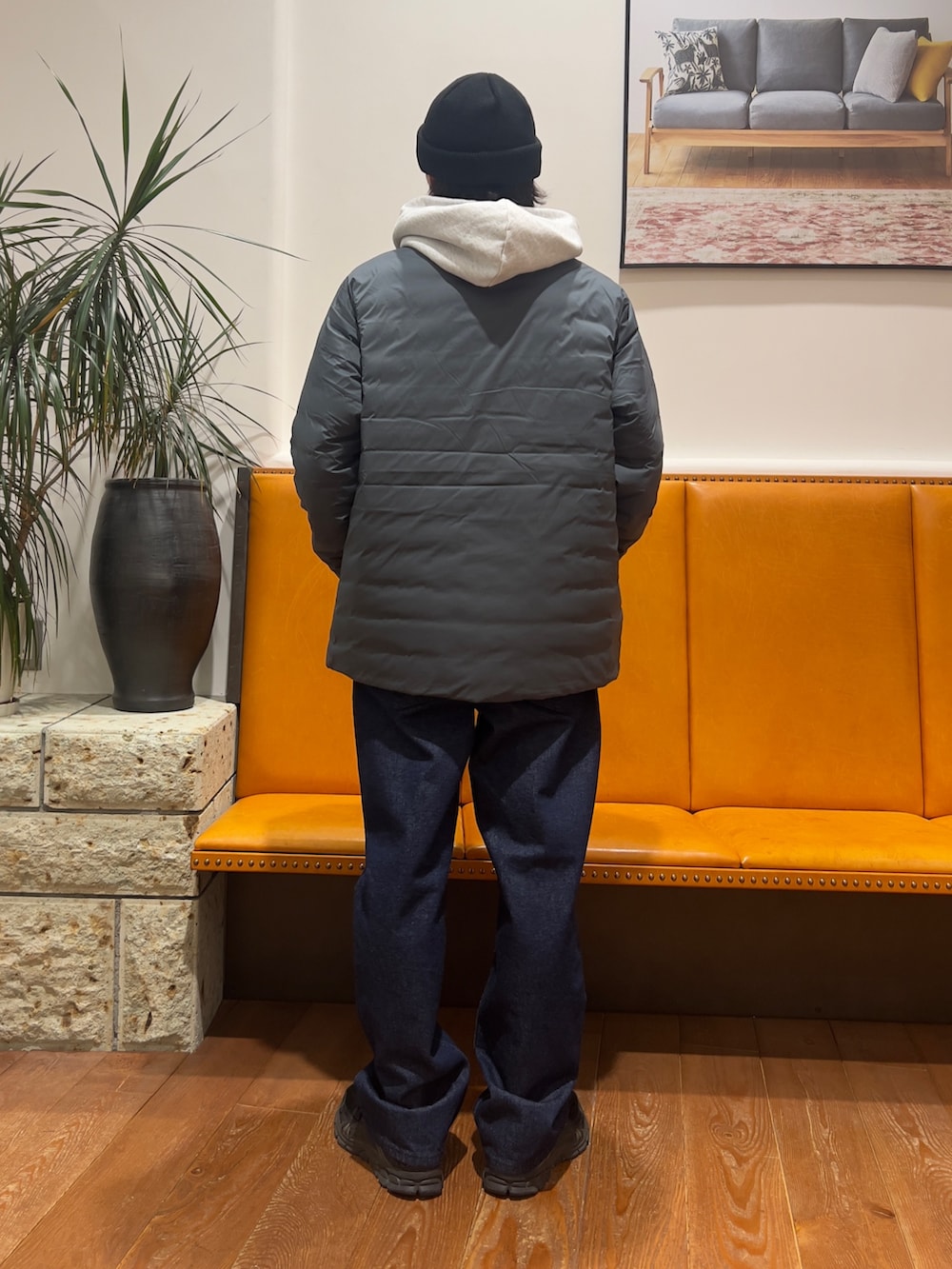 ブルー系のダウンジャケット/コート、グレー系のパーカー、ブルー系のデニムパンツを着用したメンズの冬コーディネートの3枚目の写真