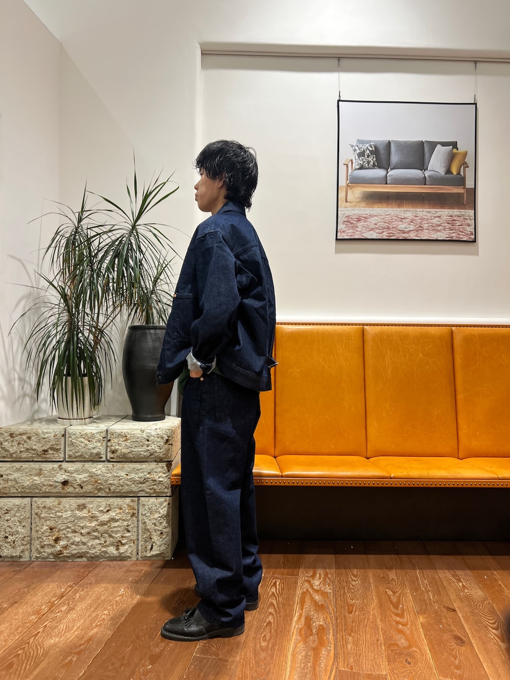 グリーン系のTシャツ/カットソー、ブルー系のデニムジャケット、ブルー系のデニムパンツを着用したメンズの秋コーディネートの2枚目の写真