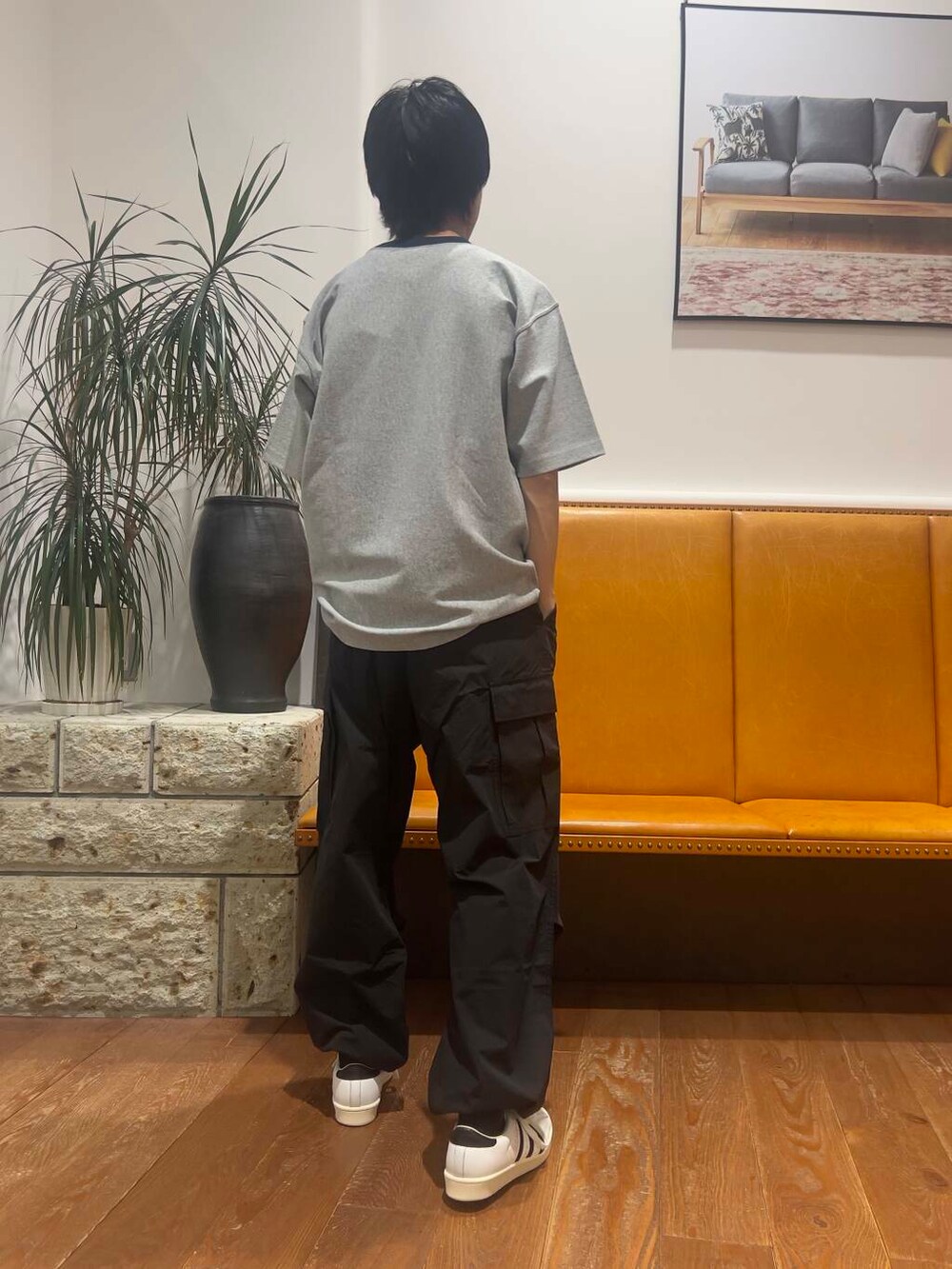 ブラック系のその他パンツ、グレー系のTシャツ/カットソーを着用したメンズの夏コーディネートの2枚目の写真