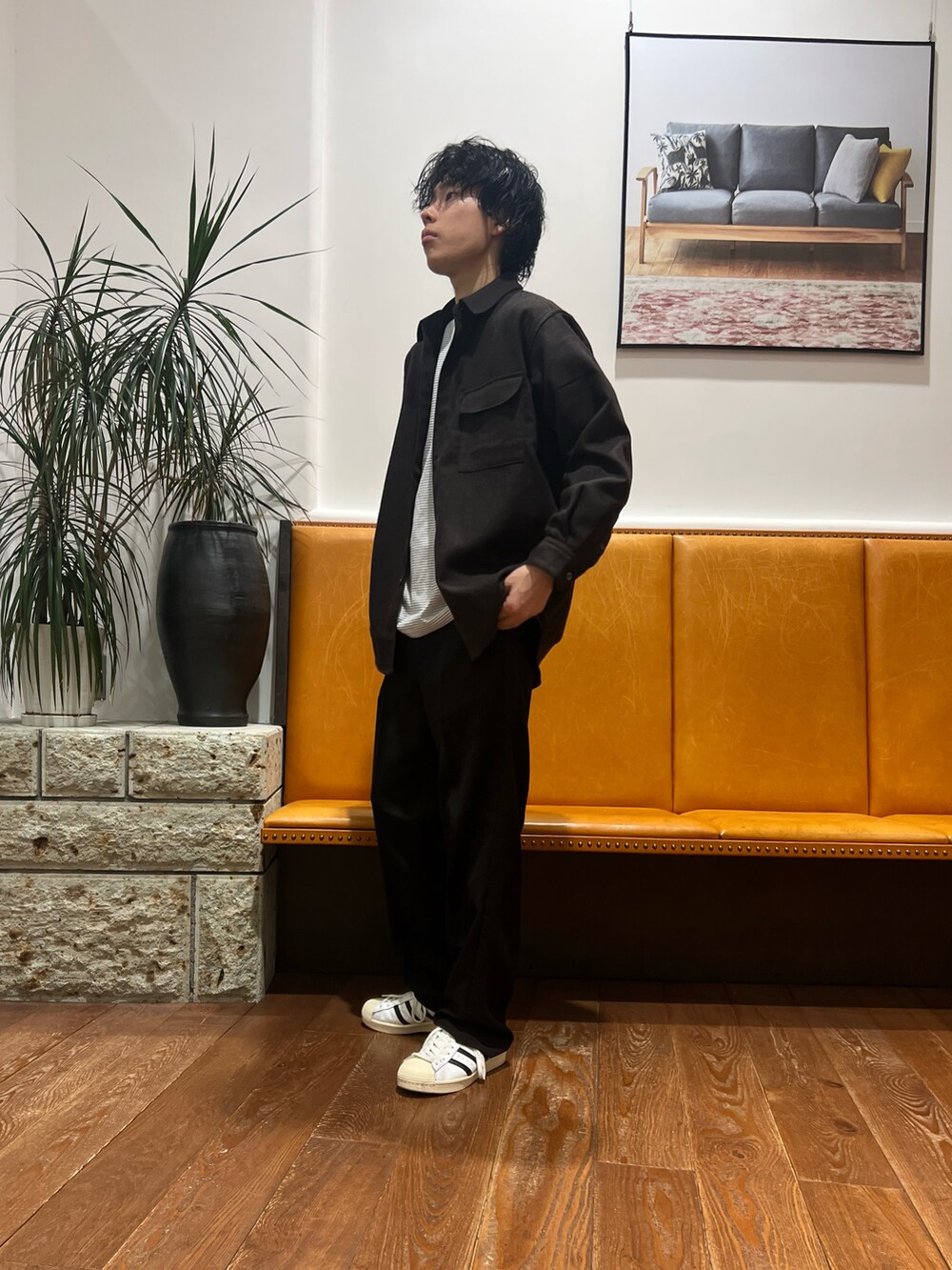 ホワイト系のTシャツ/カットソー、ブラック系のその他パンツ、ブラウン系のシャツ/ブラウスを着用したメンズの秋コーディネートの3枚目の写真