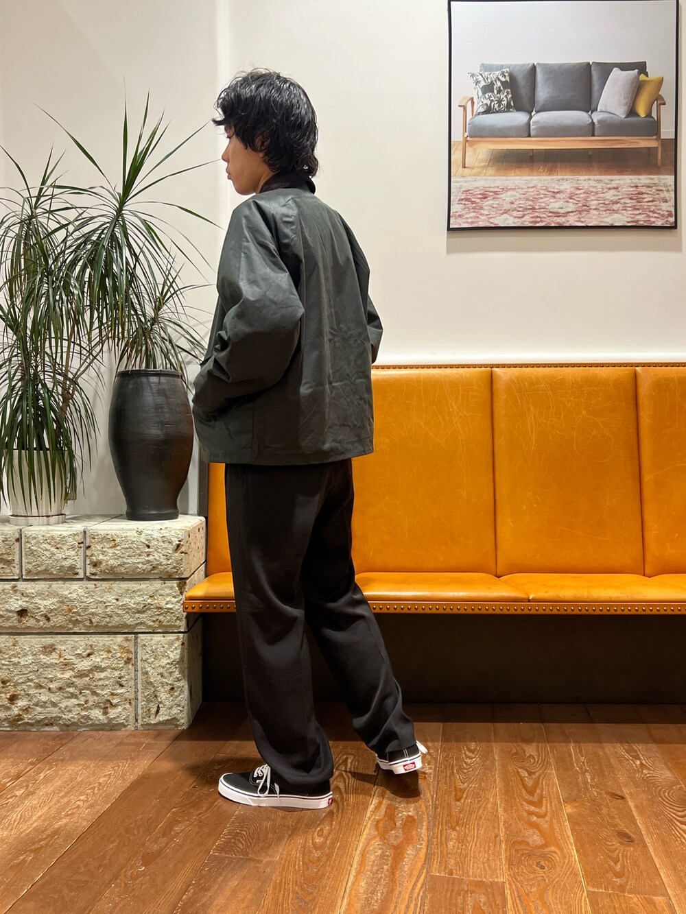 グリーン系のその他アウター、その他のシャツ/ブラウス、ブラック系のその他パンツを着用したメンズの秋コーディネートの2枚目の写真