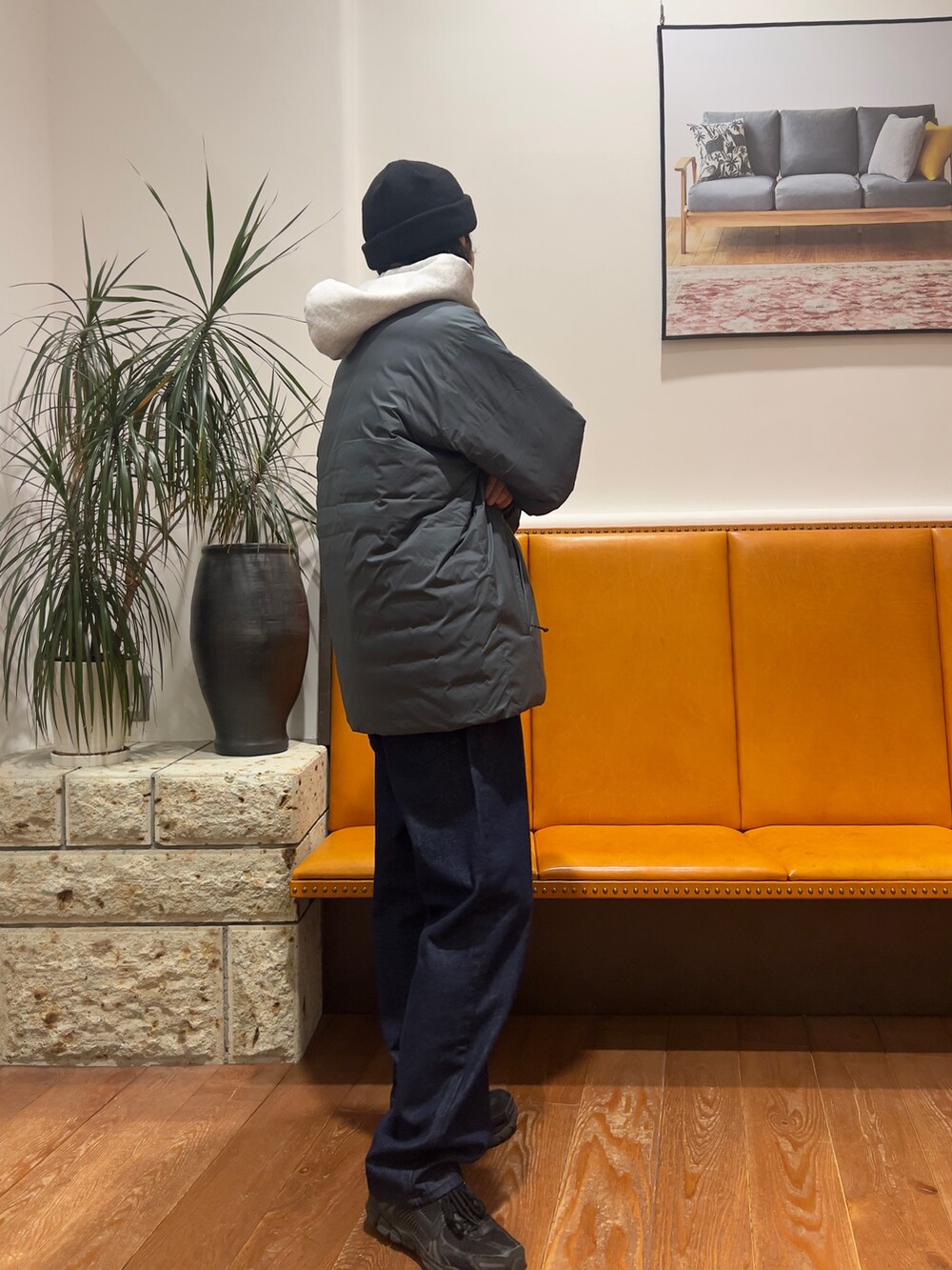 ブルー系のダウンジャケット/コート、グレー系のパーカー、ブルー系のデニムパンツを着用したメンズの冬コーディネートの2枚目の写真