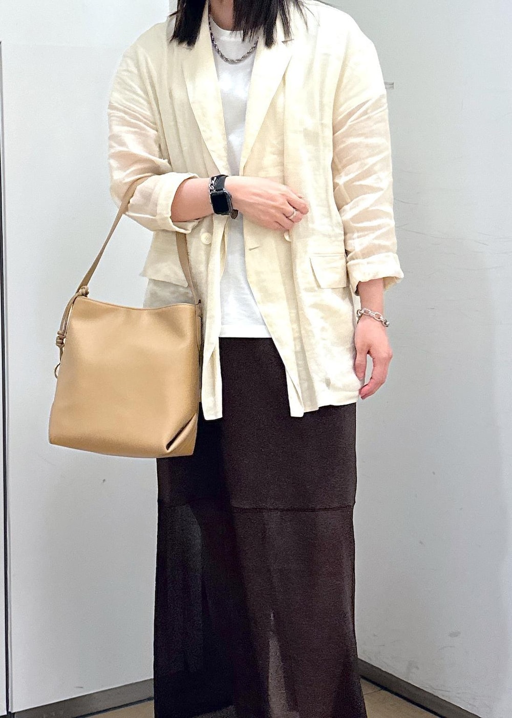 「SALON adam et ropé、ウェーブ、イエベ秋、混合、トップス、Tシャツ/カットソー、ジャケット/アウター、テーラードジャケット、スカート、バッグ、ショルダーバッグ、シューズ、サンダル、SBA55050、SHC35260」|「MOHIの【MOHI(モヒ)】バックルベルトサンダル(サンダル、ブラウン系)」を使った、KONOMIさん(レディース・158cm)の春コーディネートの5枚目の写真