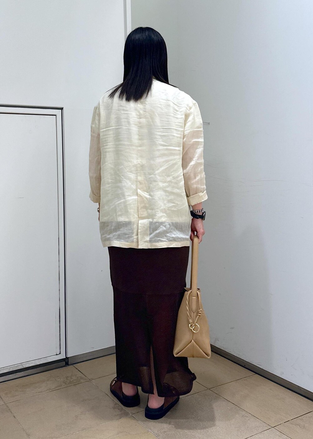 「SALON adam et ropé、ウェーブ、イエベ秋、混合、トップス、Tシャツ/カットソー、ジャケット/アウター、テーラードジャケット、スカート、バッグ、ショルダーバッグ、シューズ、サンダル、SBA55050、SHC35260」|「MOHIの【MOHI(モヒ)】バックルベルトサンダル(サンダル、ブラウン系)」を使った、KONOMIさん(レディース・158cm)の春コーディネートの3枚目の写真