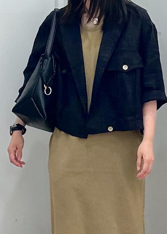 ブラック系のショルダーバッグ、ブラウン系のワンピース、ブラック系のサンダルを着用したレディースの夏コーディネートの5枚目の写真