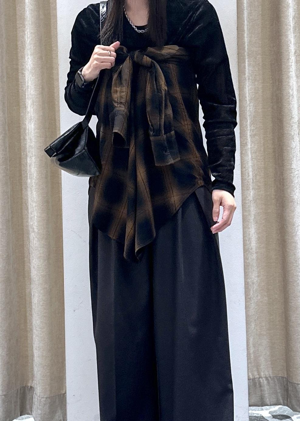 ブラック系のブーツ、ブルー系のシャツ/ブラウス、ブラック系のTシャツ/カットソーを着用したレディースの秋コーディネートの5枚目の写真