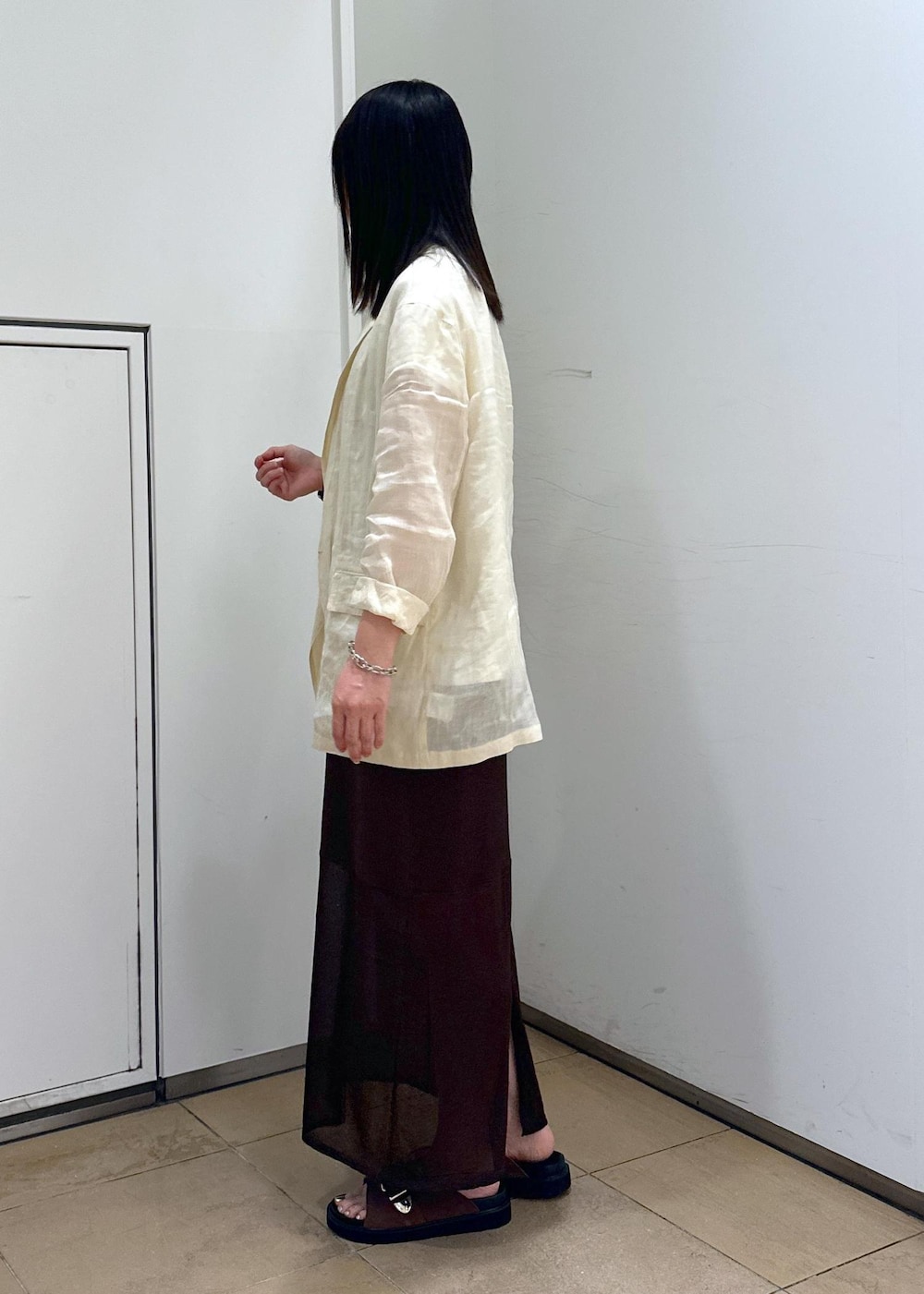 「SALON adam et ropé、ウェーブ、イエベ秋、混合、トップス、Tシャツ/カットソー、ジャケット/アウター、テーラードジャケット、スカート、バッグ、ショルダーバッグ、シューズ、サンダル、SBA55050、SHC35260」|「MOHIの【MOHI(モヒ)】バックルベルトサンダル(サンダル、ブラウン系)」を使った、KONOMIさん(レディース・158cm)の春コーディネートの2枚目の写真