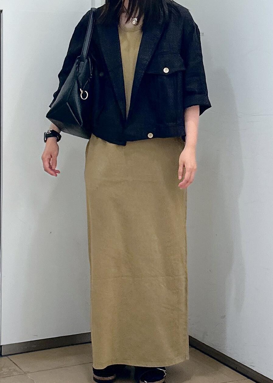 ブラック系のショルダーバッグ、ブラウン系のワンピース、ブラック系のサンダルを着用したレディースの夏コーディネートの6枚目の写真