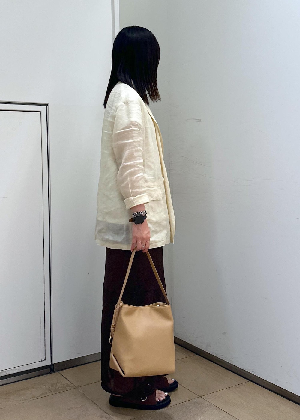 「SALON adam et ropé、ウェーブ、イエベ秋、混合、トップス、Tシャツ/カットソー、ジャケット/アウター、テーラードジャケット、スカート、バッグ、ショルダーバッグ、シューズ、サンダル、SBA55050、SHC35260」|「MOHIの【MOHI(モヒ)】バックルベルトサンダル(サンダル、ブラウン系)」を使った、KONOMIさん(レディース・158cm)の春コーディネートの4枚目の写真