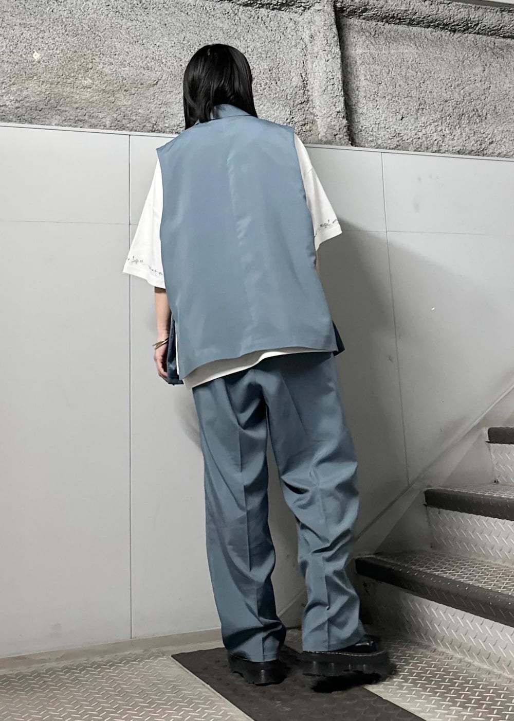 「ジレ、セットアップ、Tシャツ、小旅行、春、新作、春コーデ、夏、夏先取り、ショッピング、ベスト、メンズライク、厚底シューズ、春夏コーデ、JUNRed」｜「JUNREDの2ポイントショートスリーブワイドTシャツ（Tシャツ/カットソー、ホワイト系）」を使った、KONOMIさん（レディース・158cm）の春コーディネートの3枚目の写真