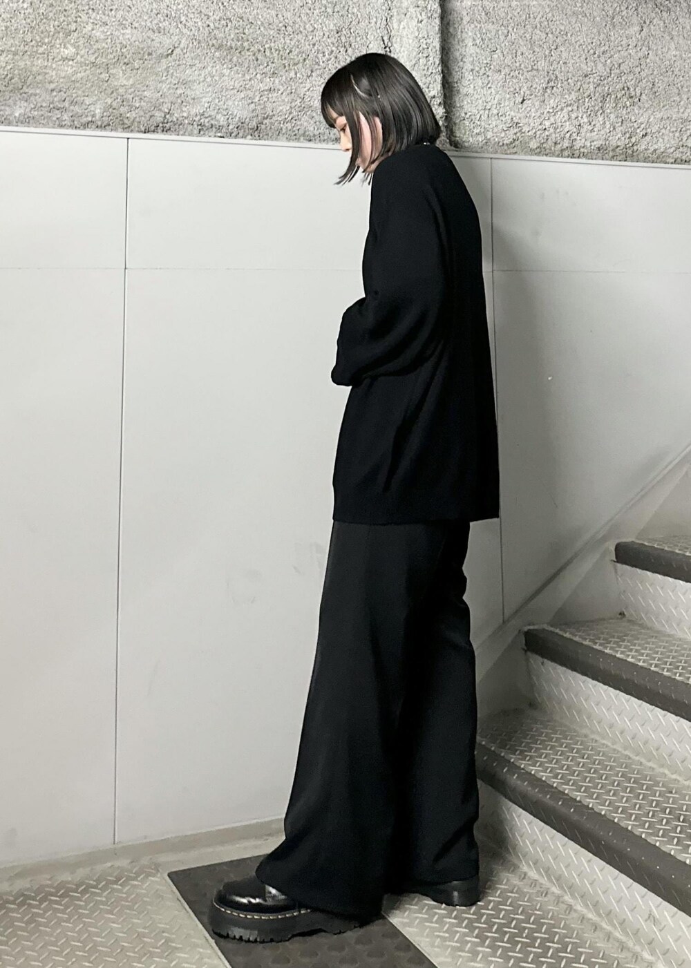 「新作、春、春コーデ、小旅行、ショッピング、ブラック、長袖、カーディガン、ワイド、フレア、フレアパンツ、JUNRed」｜「JUNREDのガーター編みビッグカーディガン（カーディガン/ボレロ、ブラック系）」を使った、KONOMIさん（レディース・158cm）の春コーディネートの2枚目の写真