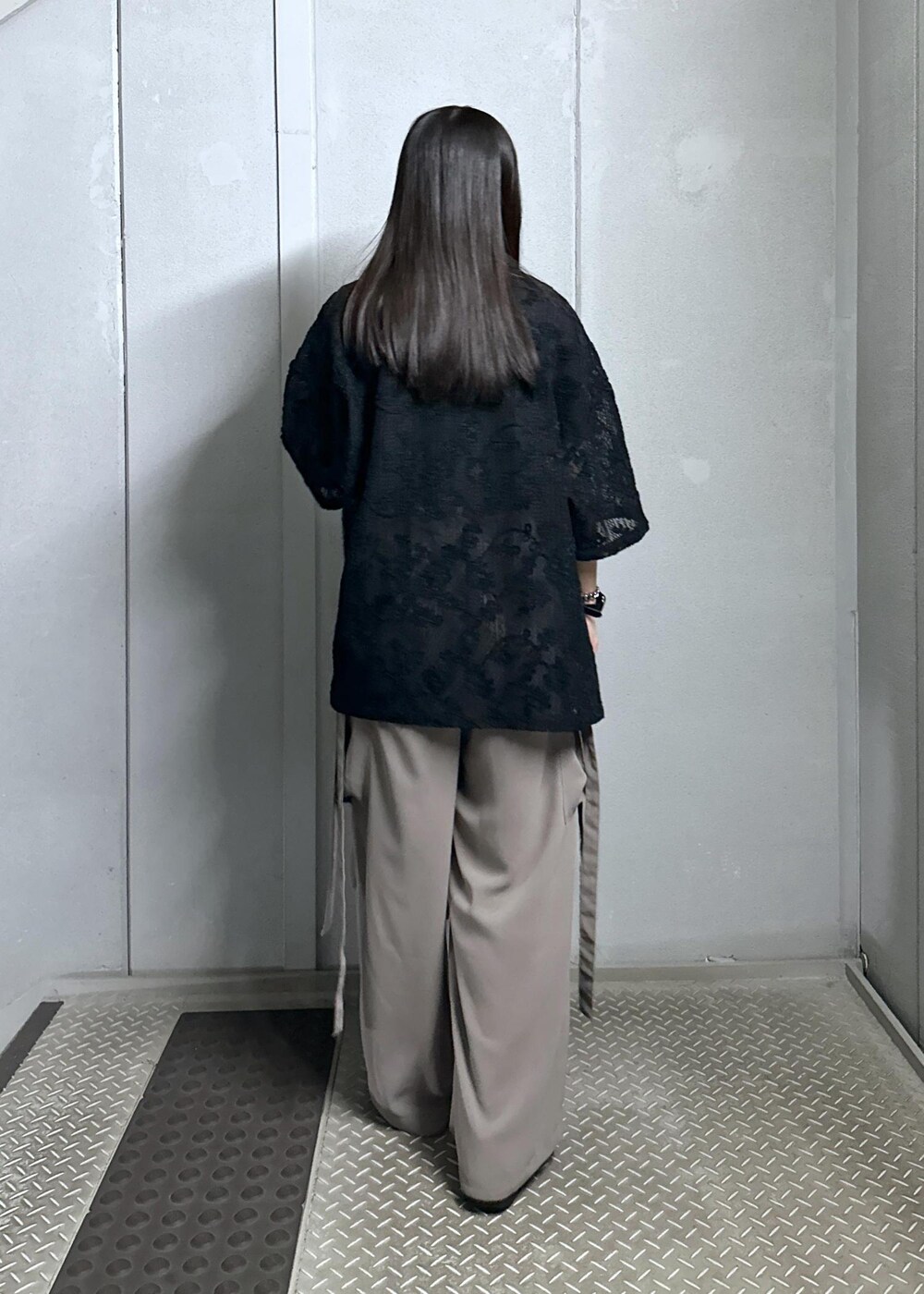 ブラック系のシャツ/ブラウス、グレー系のカーゴパンツを着用したレディースの夏コーディネートの4枚目の写真