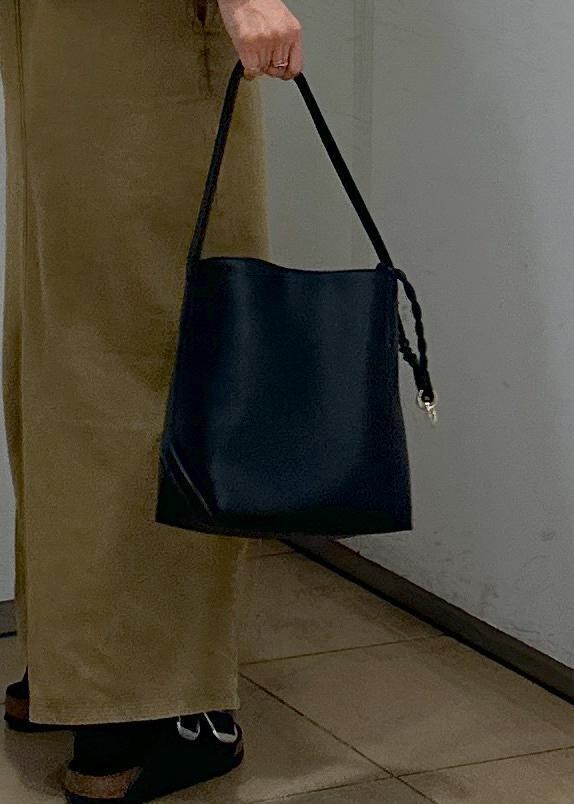 ブラック系のショルダーバッグ、ブラウン系のワンピース、ブラック系のサンダルを着用したレディースの夏コーディネートの8枚目の写真