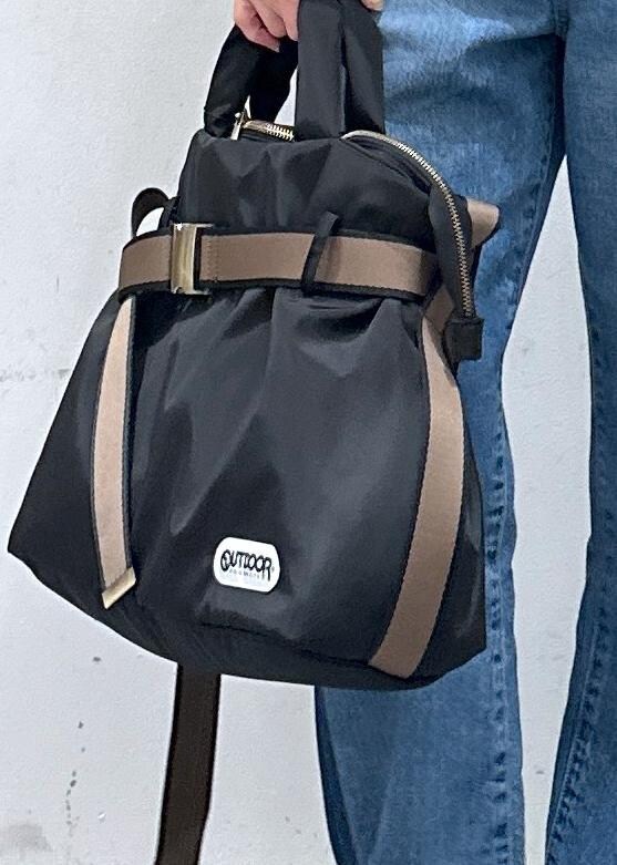 ブルー系のデニムパンツ、ブラック系のトートバッグ、ブラック系のブルゾンを着用したレディースの春コーディネートの8枚目の写真