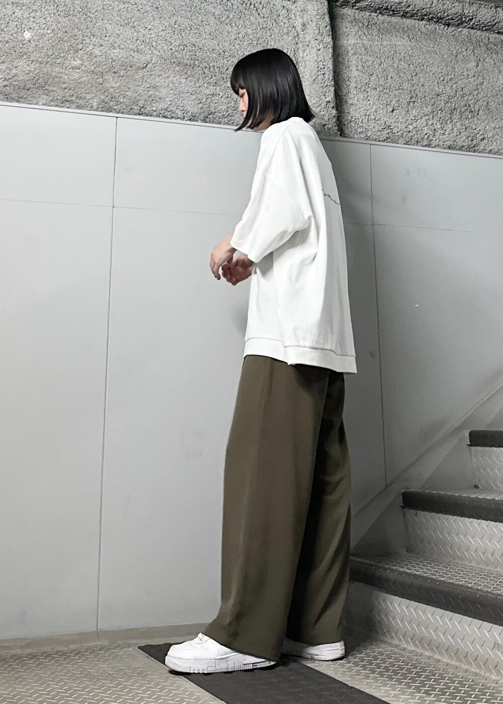 「ワイドストレート、春、夏、夏先取り、Tシャツ、BBQ、ショッピング、フェス、JUNRed、ワイドパンツ」｜「JUNREDのライトドレスワイドストレートパンツ（スラックス、ベージュ系）」を使った、KONOMIさん（レディース・158cm）の春コーディネートの2枚目の写真