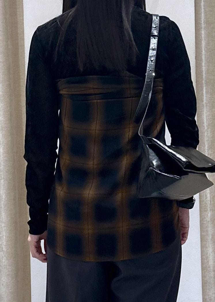ブラック系のブーツ、ブルー系のシャツ/ブラウス、ブラック系のTシャツ/カットソーを着用したレディースの秋コーディネートの6枚目の写真