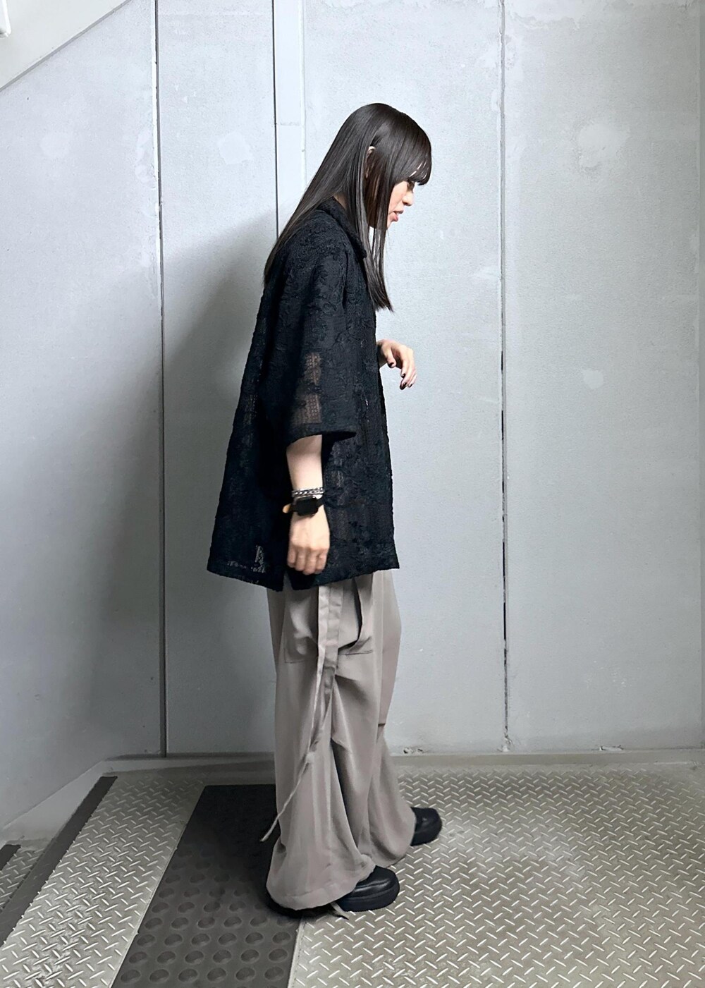 ブラック系のシャツ/ブラウス、グレー系のカーゴパンツを着用したレディースの夏コーディネートの3枚目の写真