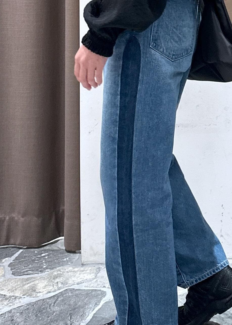 ブルー系のデニムパンツ、ブラック系のトートバッグ、ブラック系のブルゾンを着用したレディースの春コーディネートの7枚目の写真