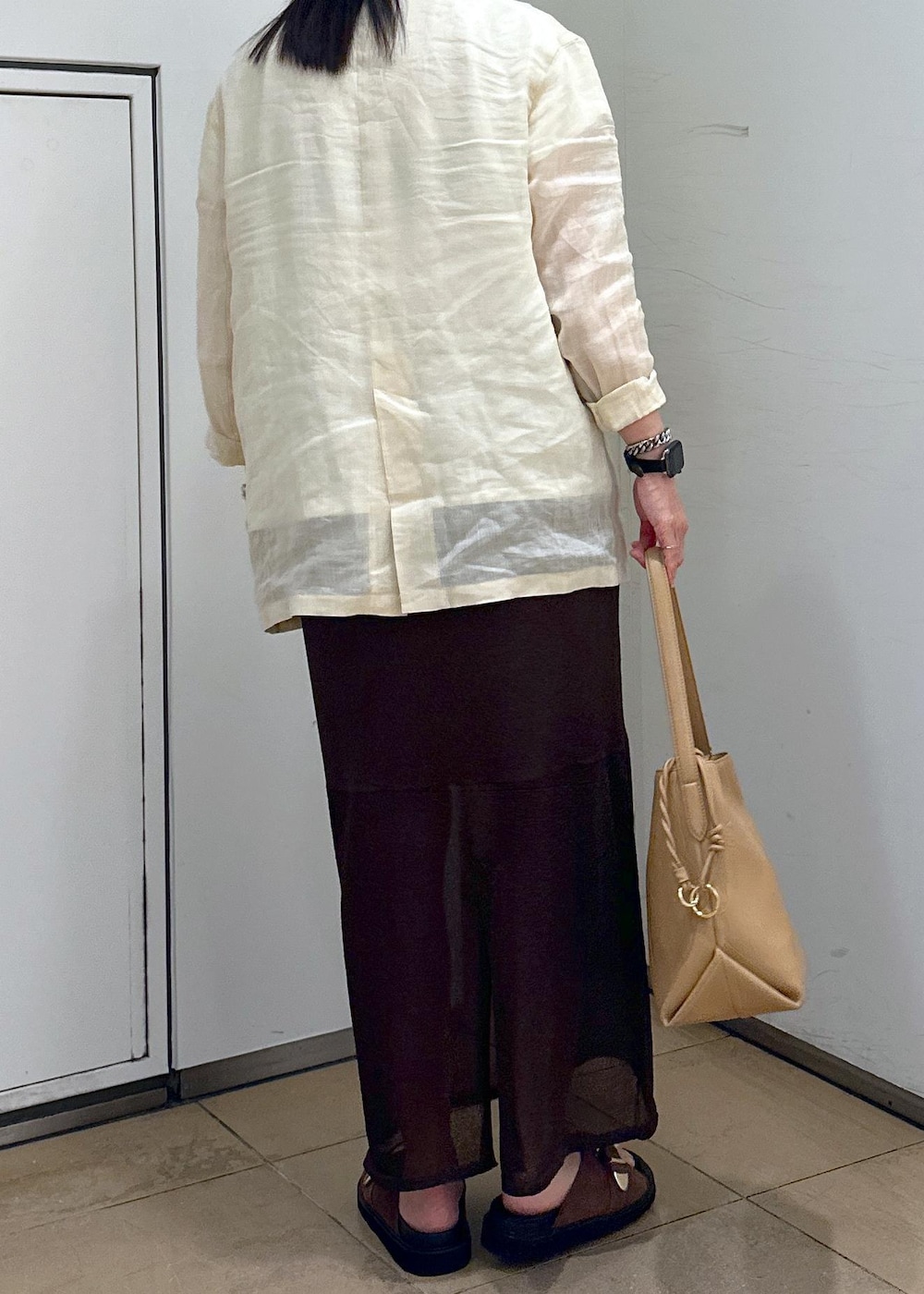 「SALON adam et ropé、ウェーブ、イエベ秋、混合、トップス、Tシャツ/カットソー、ジャケット/アウター、テーラードジャケット、スカート、バッグ、ショルダーバッグ、シューズ、サンダル、SBA55050、SHC35260」|「MOHIの【MOHI(モヒ)】バックルベルトサンダル(サンダル、ブラウン系)」を使った、KONOMIさん(レディース・158cm)の春コーディネートの7枚目の写真
