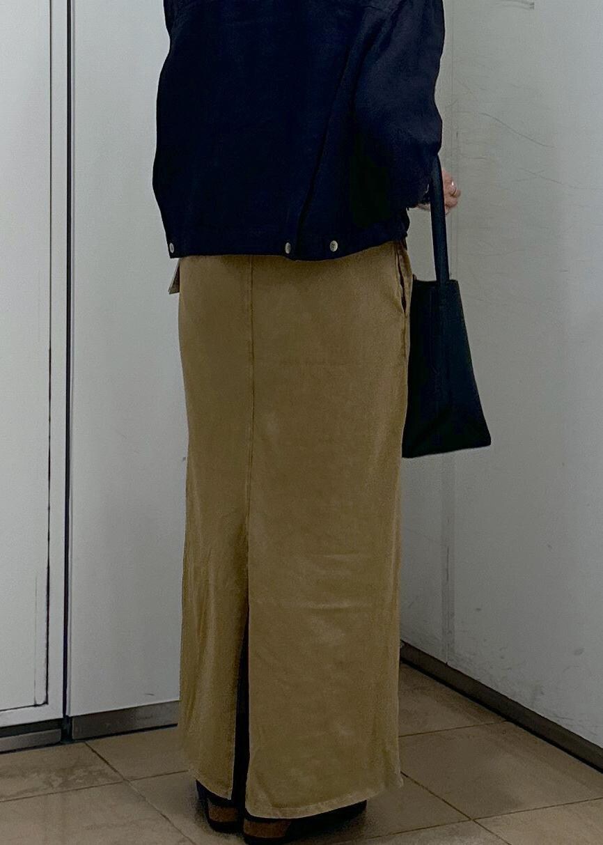 ブラック系のショルダーバッグ、ブラウン系のワンピース、ブラック系のサンダルを着用したレディースの夏コーディネートの7枚目の写真