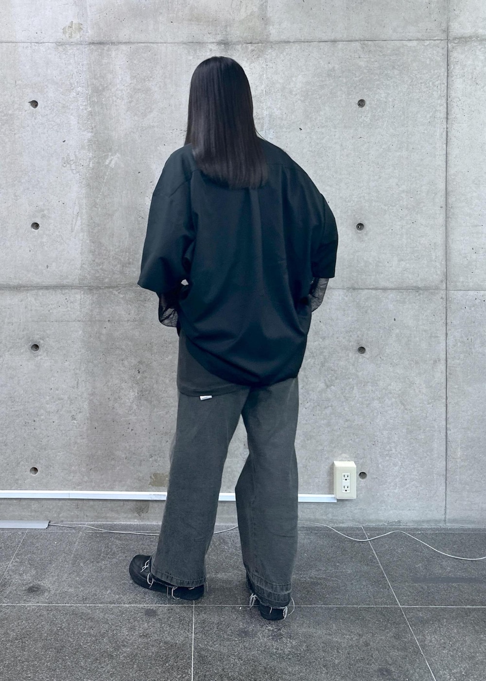 「24SS春の新作、24SS夏の新作、ブラック、夏コーデ、バンドT、バンドTシャツ、半袖、メンズライク、骨格ウェーブ、JUNRed、シャツ、モード」｜「re_k by JUNREDのGOOD ROCK SPEED×re_k by JUNRED / ヴィンテージライクバンドTEE（Tシャツ/カットソー、ブラック系）」を使った、KONOMIさん（レディース・158cm）の春コーディネートの3枚目の写真