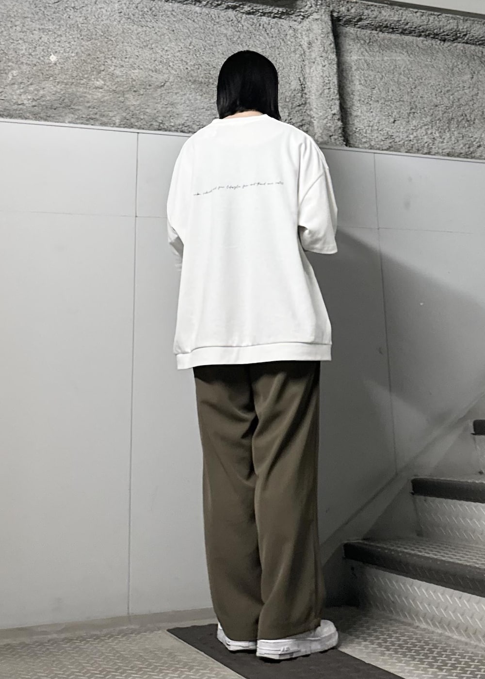 「ワイドストレート、春、夏、夏先取り、Tシャツ、BBQ、ショッピング、フェス、JUNRed、ワイドパンツ」｜「JUNREDのライトドレスワイドストレートパンツ（スラックス、ベージュ系）」を使った、KONOMIさん（レディース・158cm）の春コーディネートの3枚目の写真