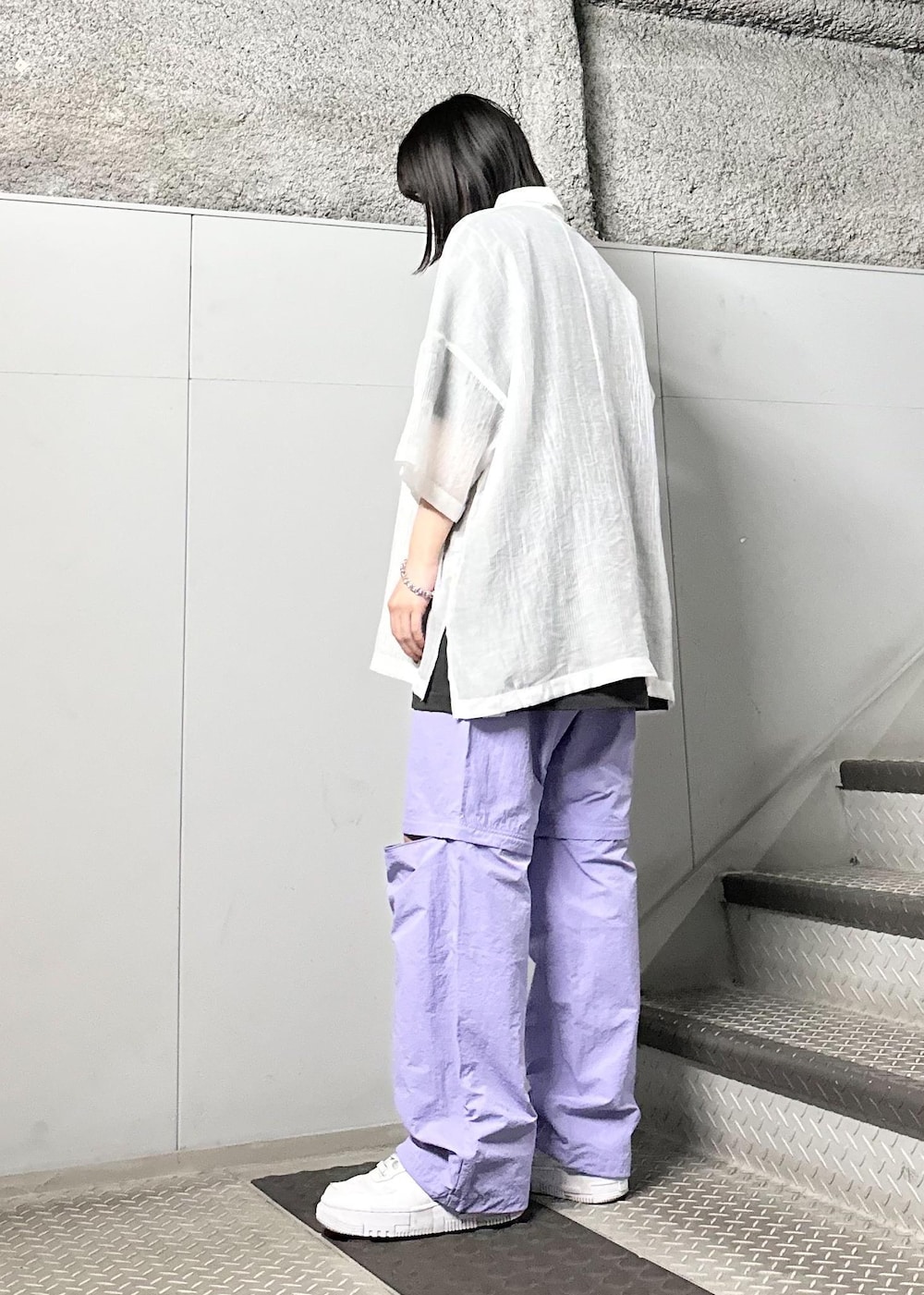 ブラック系のTシャツ/カットソー、ホワイト系のシャツ/ブラウス、パープル系のその他パンツを着用したレディースの春コーディネートの2枚目の写真