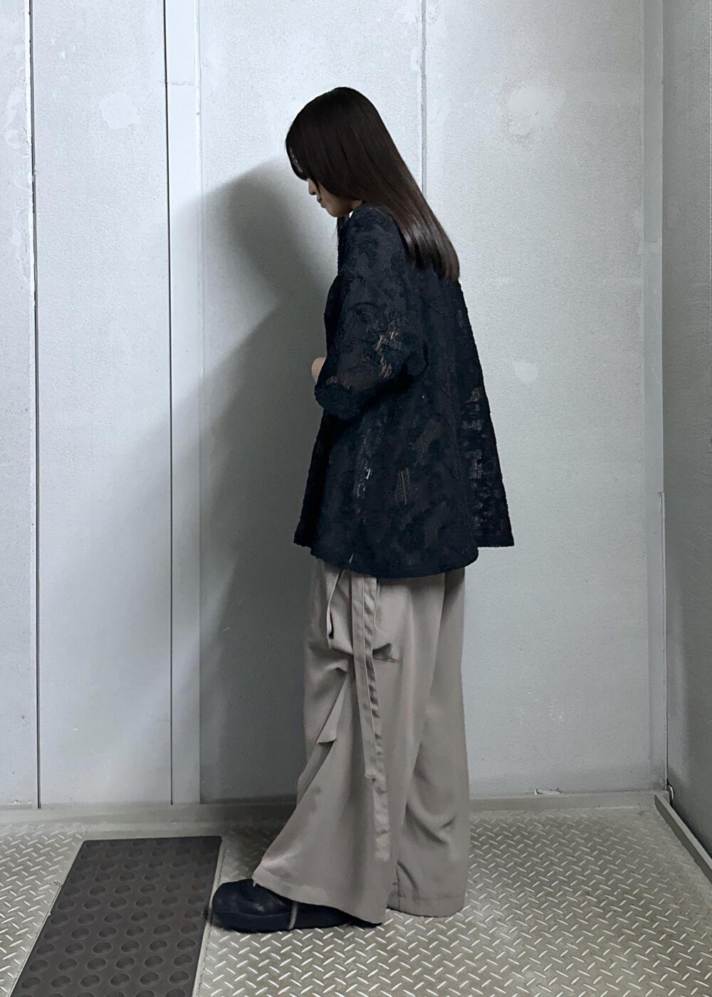 ブラック系のシャツ/ブラウス、グレー系のカーゴパンツを着用したレディースの夏コーディネートの2枚目の写真