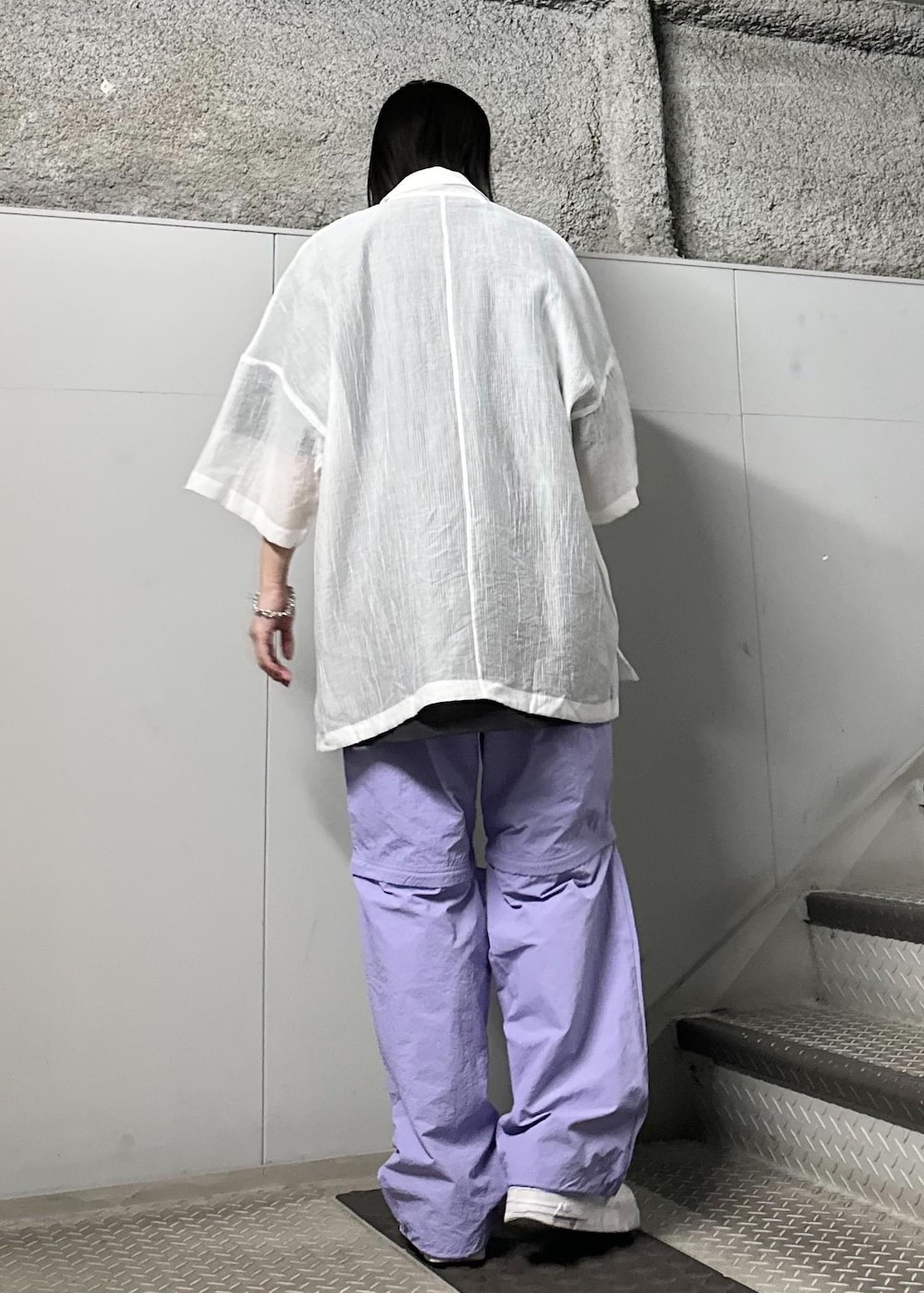 ブラック系のTシャツ/カットソー、ホワイト系のシャツ/ブラウス、パープル系のその他パンツを着用したレディースの春コーディネートの3枚目の写真