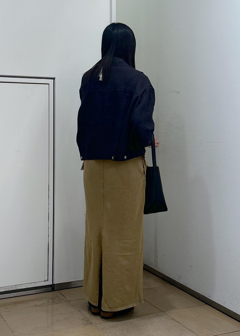 ブラック系のショルダーバッグ、ブラウン系のワンピース、ブラック系のサンダルを着用したレディースの夏コーディネートの3枚目の写真