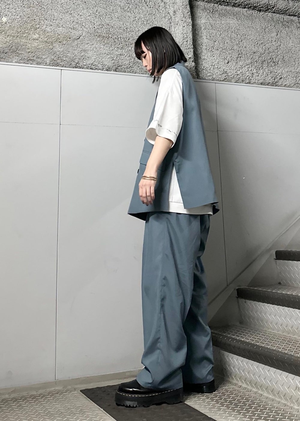 「ジレ、セットアップ、Tシャツ、小旅行、春、新作、春コーデ、夏、夏先取り、ショッピング、ベスト、メンズライク、厚底シューズ、春夏コーデ、JUNRed」｜「JUNREDの2ポイントショートスリーブワイドTシャツ（Tシャツ/カットソー、ホワイト系）」を使った、KONOMIさん（レディース・158cm）の春コーディネートの2枚目の写真
