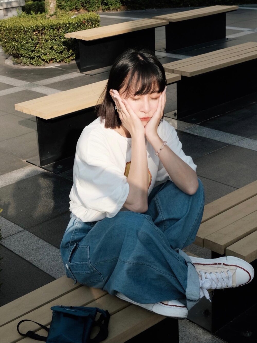 ベージュ系のスニーカー、ホワイト系のTシャツ/カットソーを着用したレディースの春コーディネートの4枚目の写真