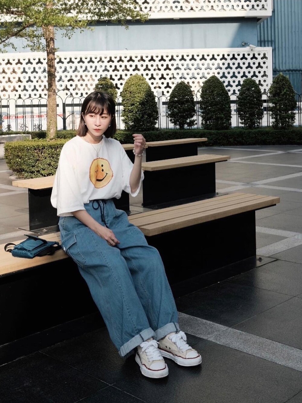 ベージュ系のスニーカー、ホワイト系のTシャツ/カットソーを着用したレディースの春コーディネートの2枚目の写真