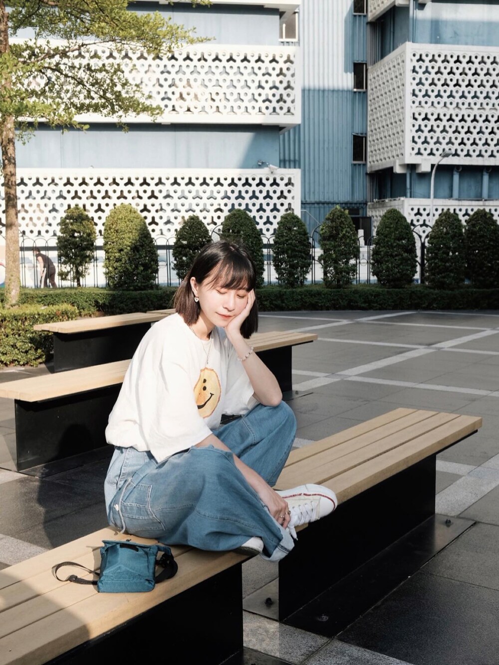 ベージュ系のスニーカー、ホワイト系のTシャツ/カットソーを着用したレディースの春コーディネートの3枚目の写真