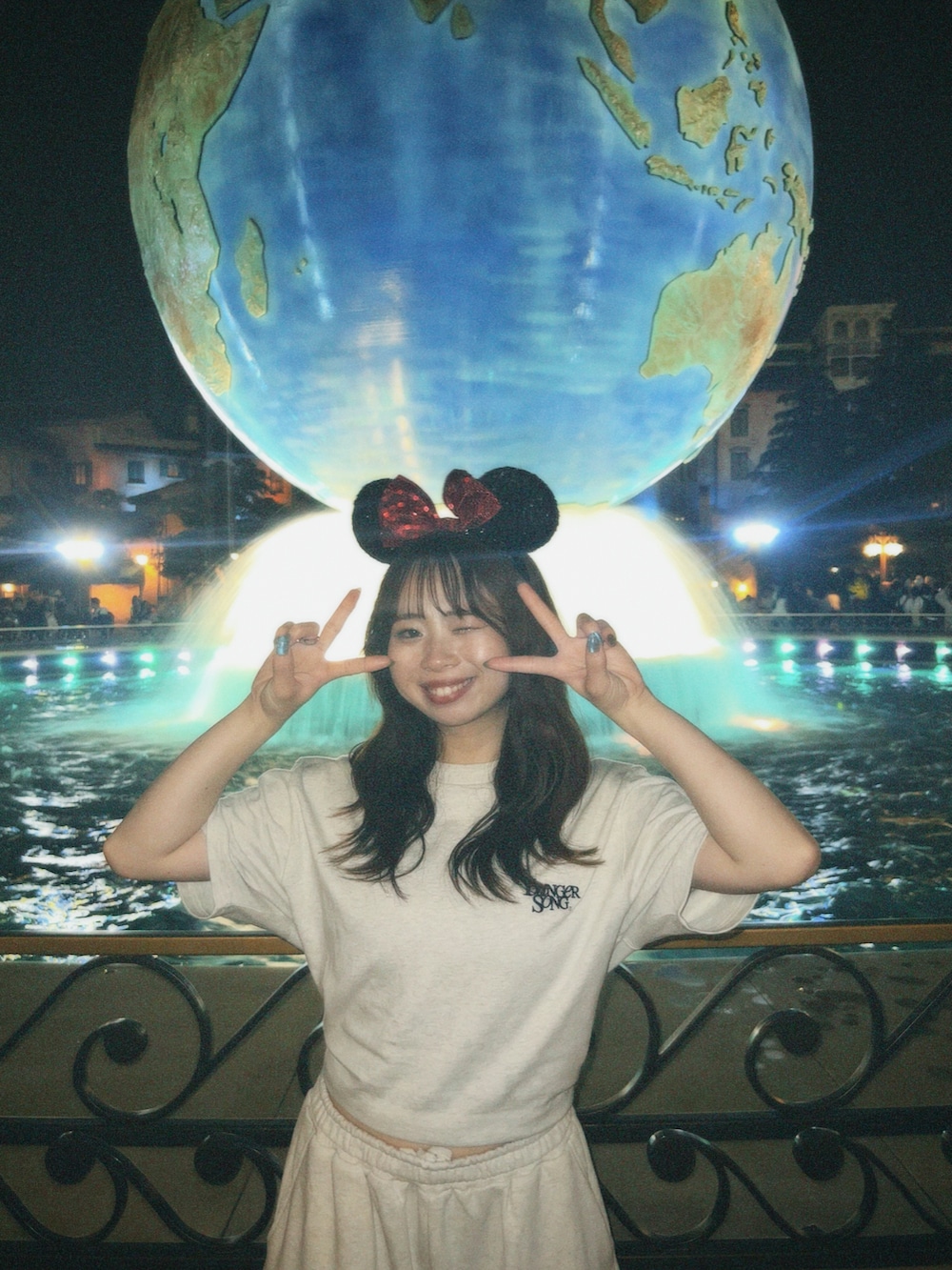 「ディズニーコーデ、セットアップ、スゥエットパンツ、スウェット、おそろいコーデ、NIKE、younger song」｜「younger songのアイテム（Tシャツ/カットソー、ホワイト系）」を使った、ゆ。さん（骨格ウェーブ・レディース・153cm）の春コーディネートの2枚目の写真