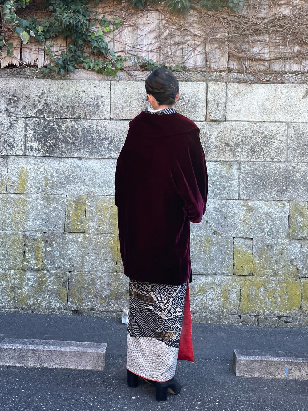 ブラック系のブーツ、ブラック系の着物、ゴールド系の着物を着用したレディースの冬コーディネートの2枚目の写真