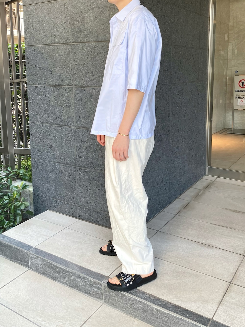 ホワイト系のシャツ/ブラウス、ホワイト系のTシャツ/カットソー、ホワイト系のパンツを着用したメンズの夏コーディネートの2枚目の写真