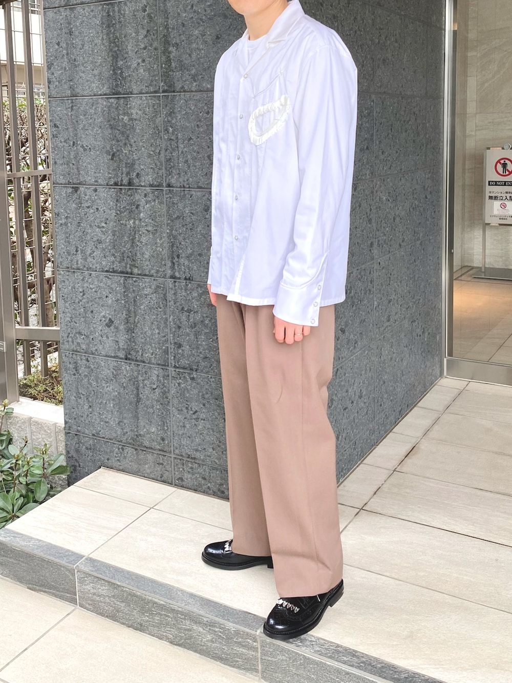 ホワイト系のシャツ/ブラウス、ブラウン系のパンツ、ブラック系のシューズを着用したメンズの春コーディネートの2枚目の写真