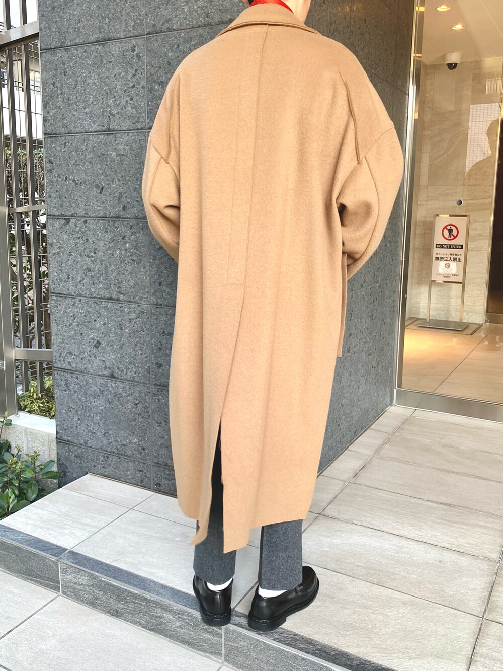 ベージュ系のトレンチコート、グレー系のその他パンツを着用したメンズの冬コーディネートの3枚目の写真