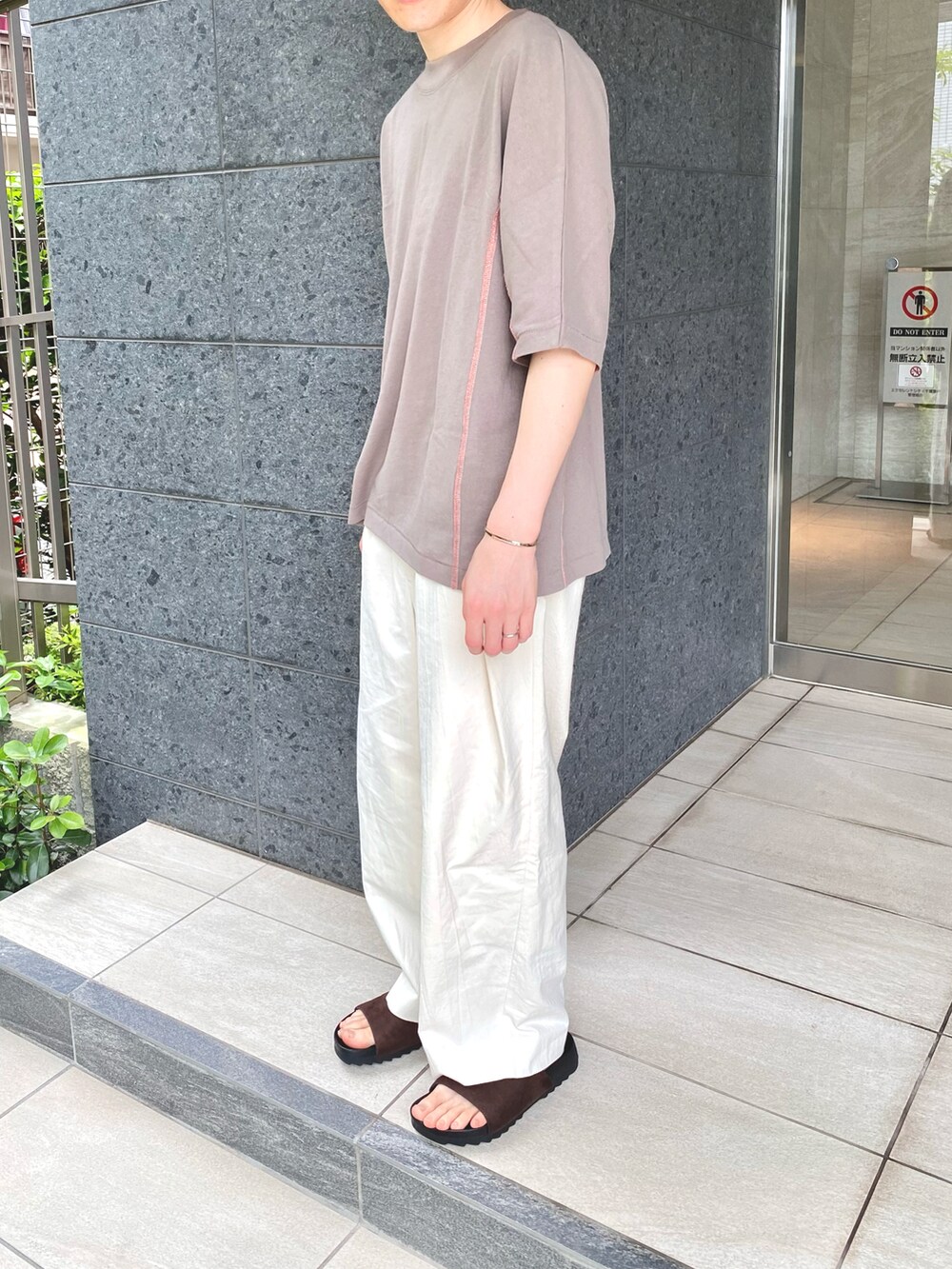 ホワイト系のパンツ、グレー系のTシャツ/カットソー、シルバー系のブレスレットを着用したメンズの夏コーディネートの2枚目の写真