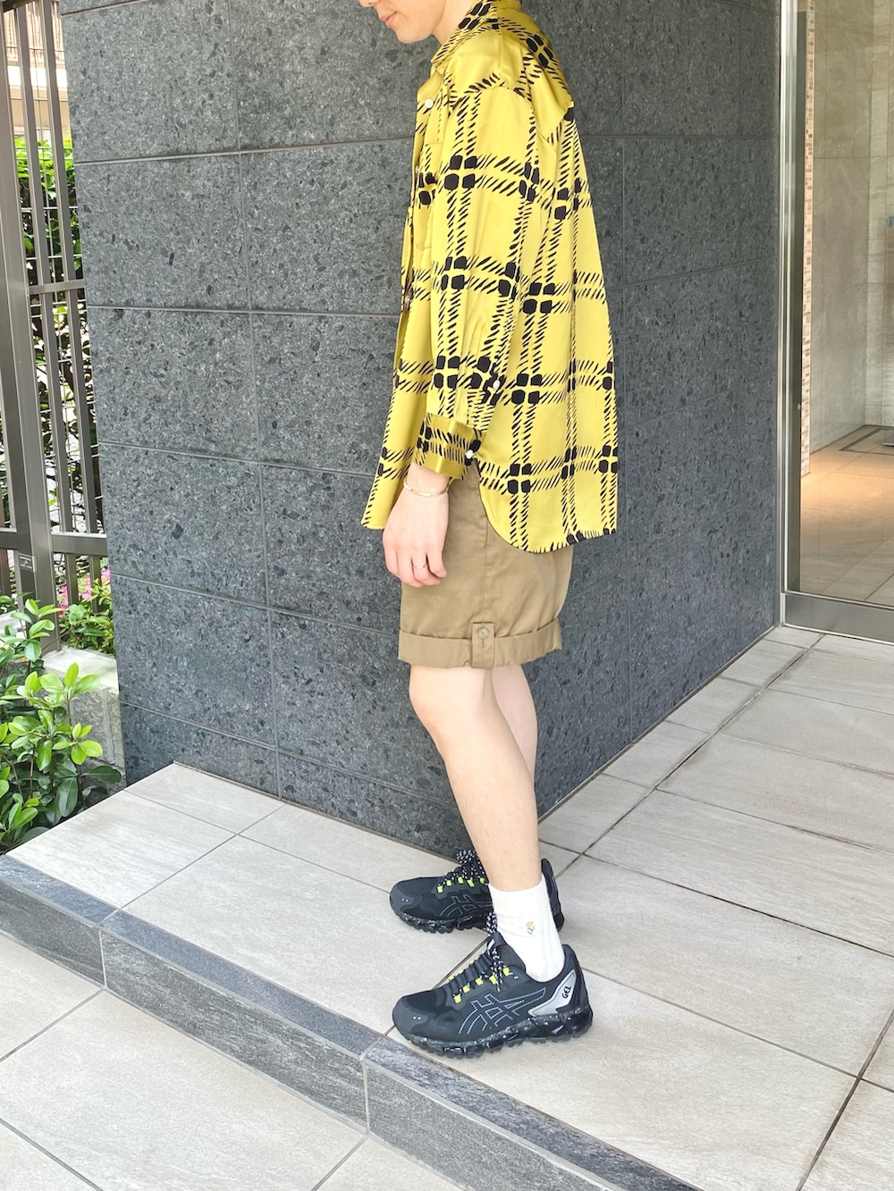 イエロー系のシャツ/ブラウス、イエロー系のシャツ/ブラウス、ホワイト系のTシャツ/カットソーを着用したメンズの夏コーディネートの2枚目の写真