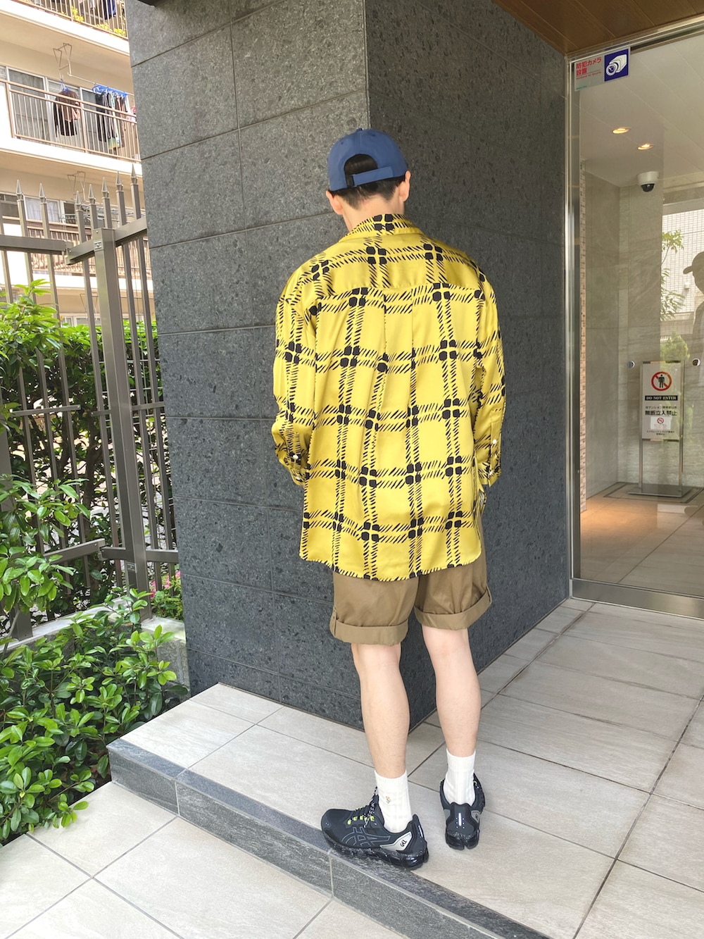 イエロー系のシャツ/ブラウス、イエロー系のシャツ/ブラウス、ホワイト系のTシャツ/カットソーを着用したメンズの夏コーディネートの3枚目の写真