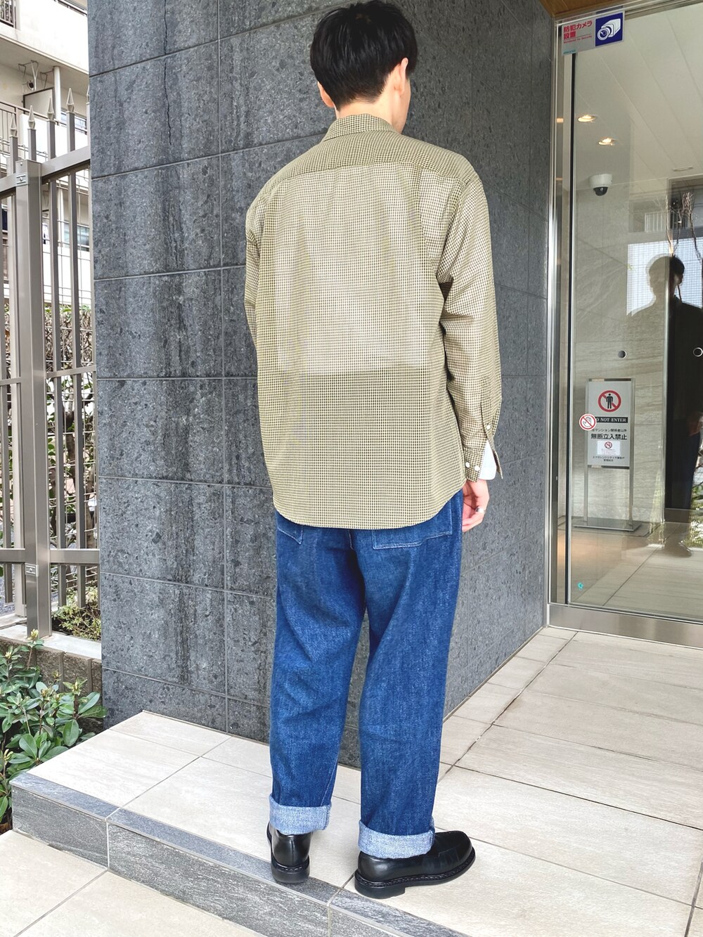 ホワイト系のTシャツ/カットソー、グリーン系のシャツ/ブラウス、ブルー系のデニムパンツを着用したメンズの春コーディネートの2枚目の写真