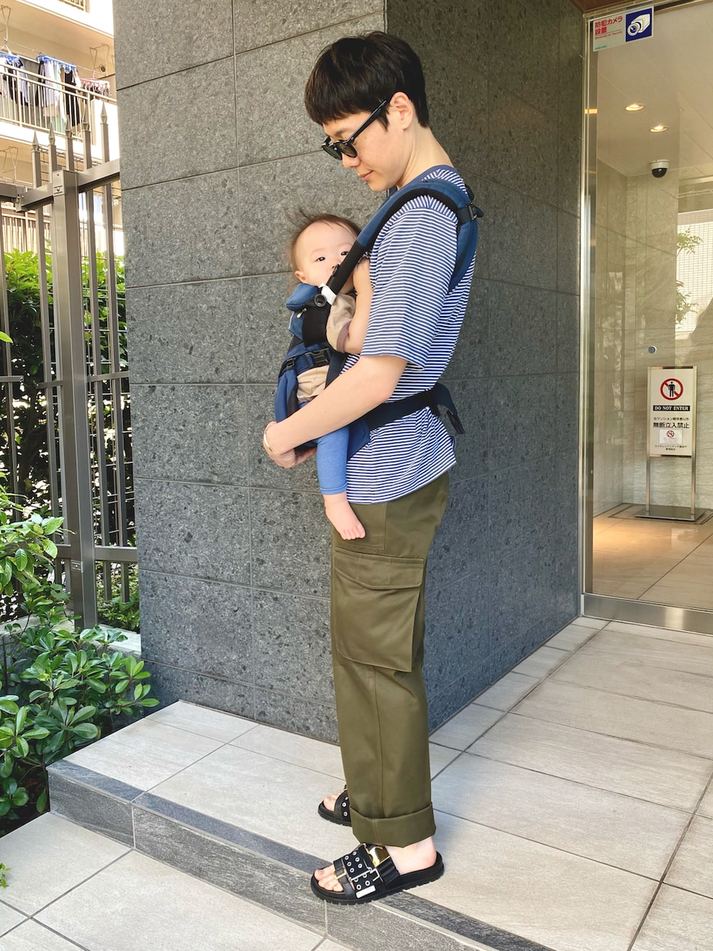 ブラック系のサンダル、ベージュ系のTシャツ/カットソー、ブルー系のその他パンツを着用したメンズの夏コーディネートの2枚目の写真