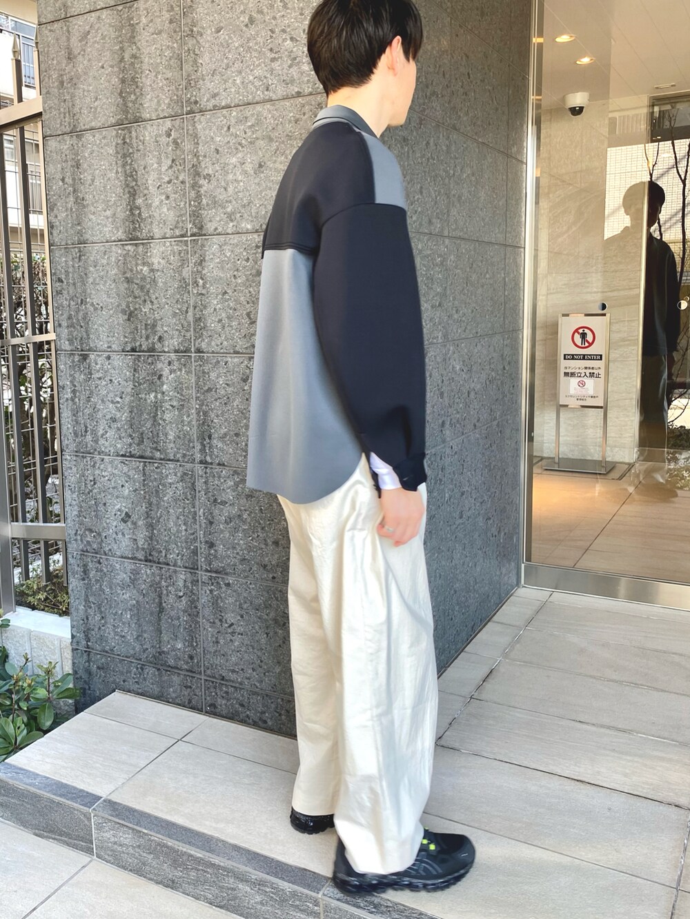 「今日のコーデ、休日コーデ、休日スタイル、大人コーデ、春アウター、シャツスタイル、ワイドパンツ、スニーカー、ビックシルエット、スポーツミックス、レースアップシューズ」|「ETHOSENSのWetsuits shirt(シャツ/ブラウス、グレー系)」を使った、nobutoYAさん(メンズ・172cm)の春コーディネートの2枚目の写真