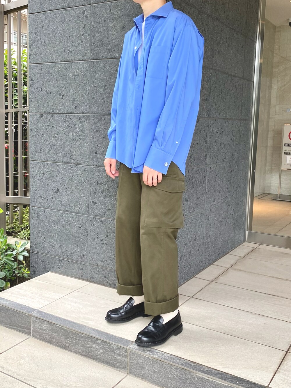 ブルー系のシャツ/ブラウス、グリーン系のカーゴパンツ、ブラック系のローファーを着用したメンズの秋コーディネートの2枚目の写真