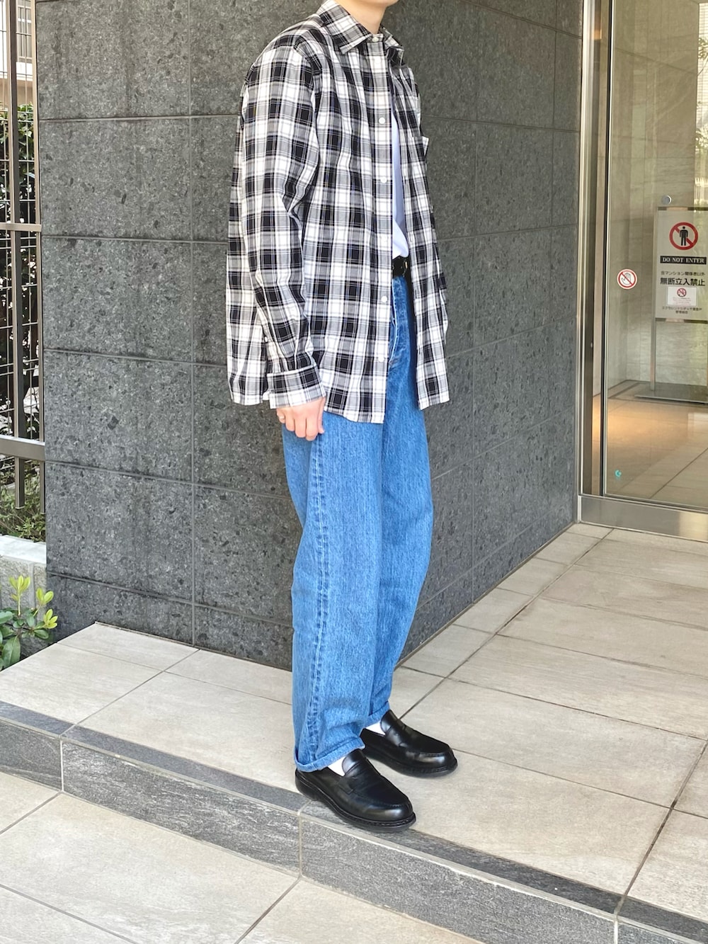 ブラック系のシャツ/ブラウス、ブルー系のデニムパンツ、ブラック系のローファーを着用したメンズの春コーディネートの3枚目の写真