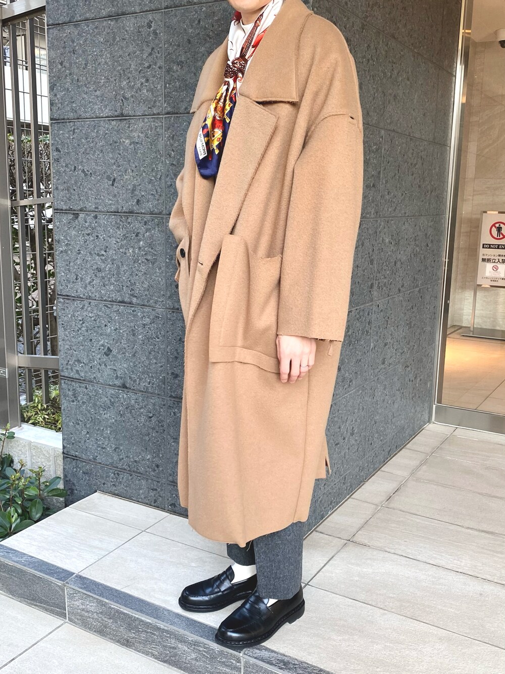 ベージュ系のトレンチコート、グレー系のその他パンツを着用したメンズの冬コーディネートの2枚目の写真