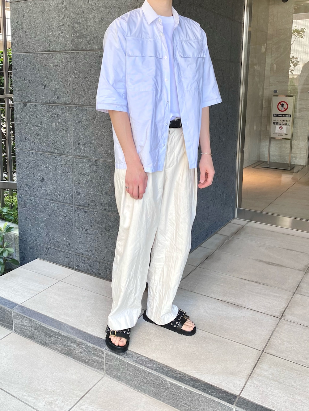 ホワイト系のシャツ/ブラウス、ホワイト系のTシャツ/カットソー、ホワイト系のパンツを着用したメンズの夏コーディネートの3枚目の写真