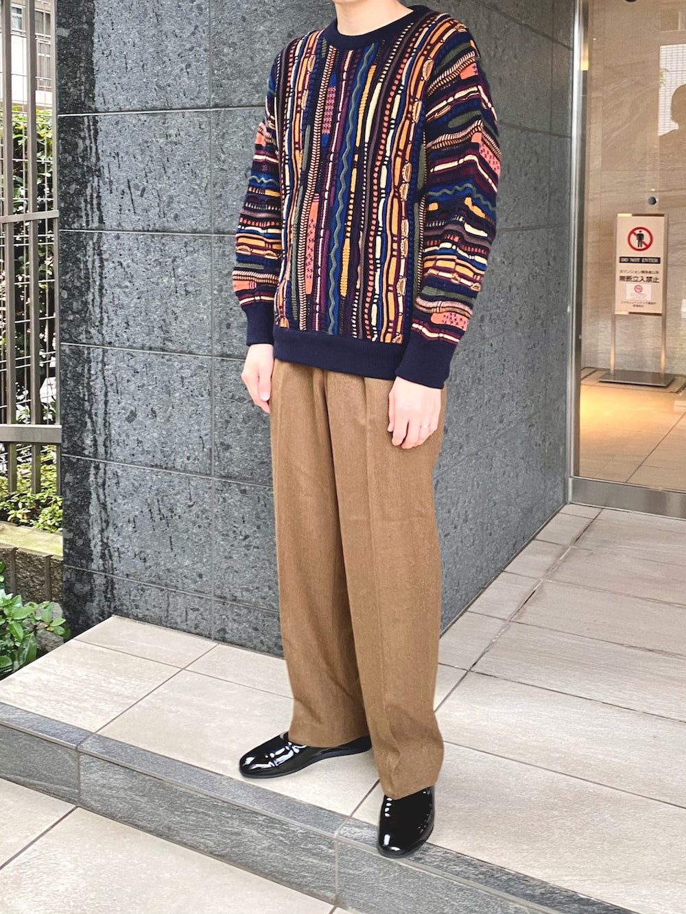 その他のニット/セーター、ブラウン系のチノパンツ、ブラック系のスリッポンを着用したメンズの秋コーディネートの2枚目の写真